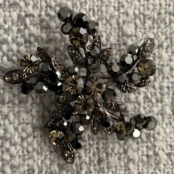 Jewelry - Beautiful black crystal and diamond brooch